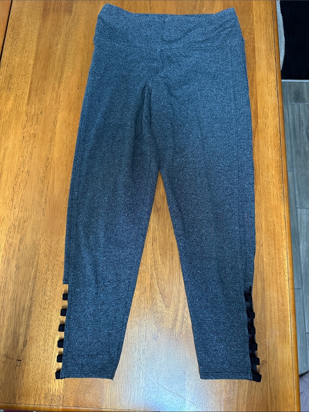 Victoria Sport high waist workout capri pants with shin vents. 1 int. Pocket. S